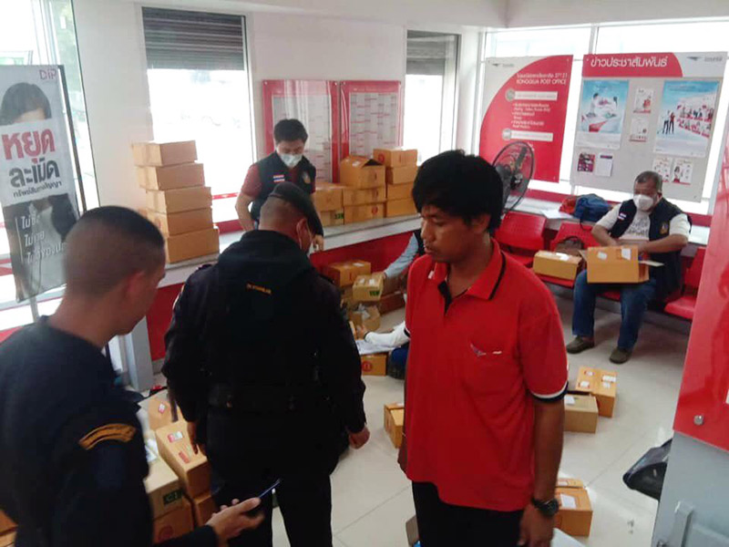 ไปรษณีย์แกะกล่องพัสดุ