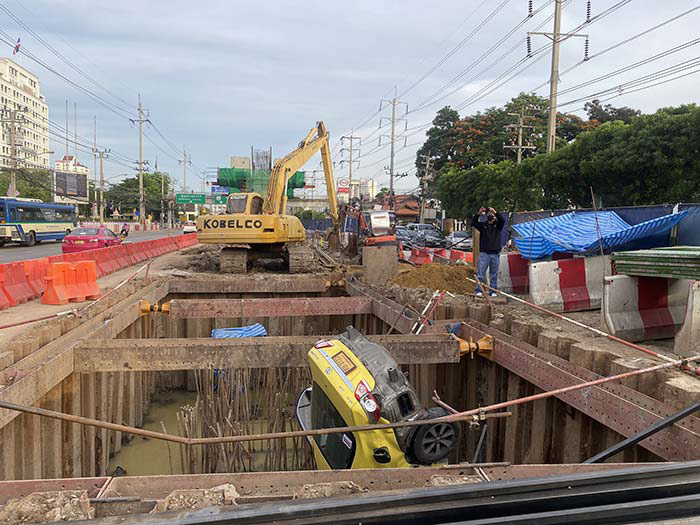 แท็กซี่ตกตอม่อรถไฟฟ้า