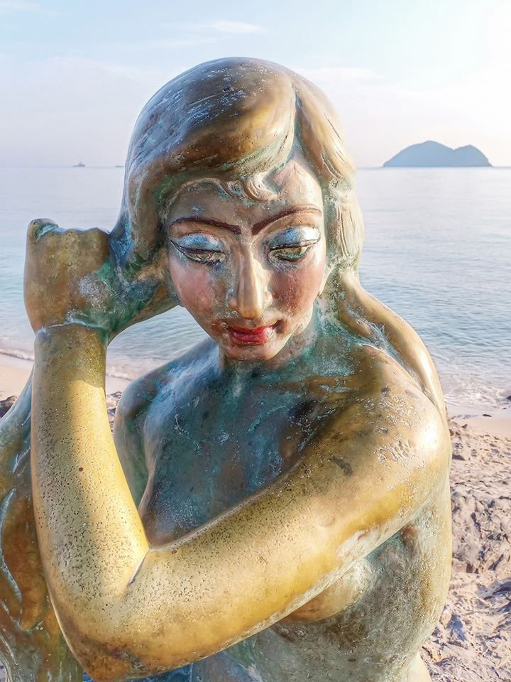 สาวป่วยจิตแต่งหน้านางเงือกทอง