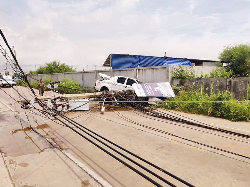 รถกระบะชนเสาไฟฟ้า