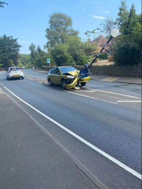 ไล่แมงมุมในรถ จนชนเสาไฟ