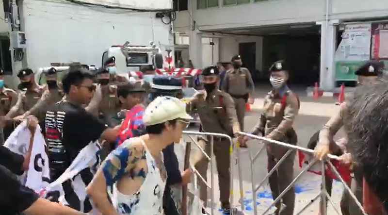 ข่าวแอมมี่ สาดสีใส่ตำรวจ