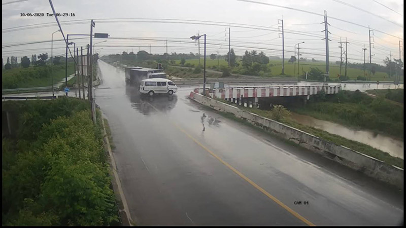 รถพ่วงชนรถรับ-ส่งนักเรียน