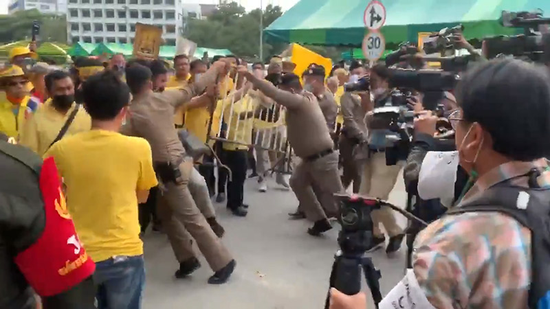 2 ม็อบปะทะหน้าลานพ่อขุน