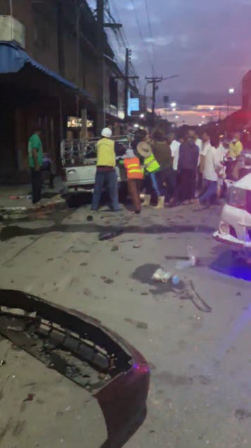 รถเก๋งแหกโค้ง ชนพระ-คนใส่บาตร