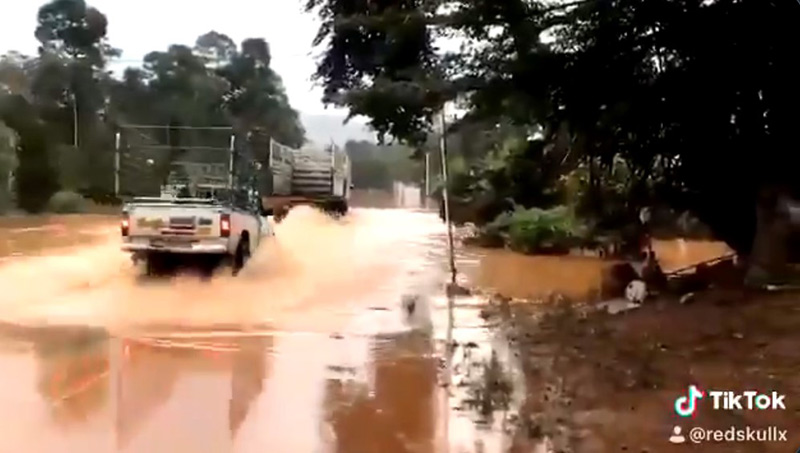 กระบะฝ่าน้ำท่วม