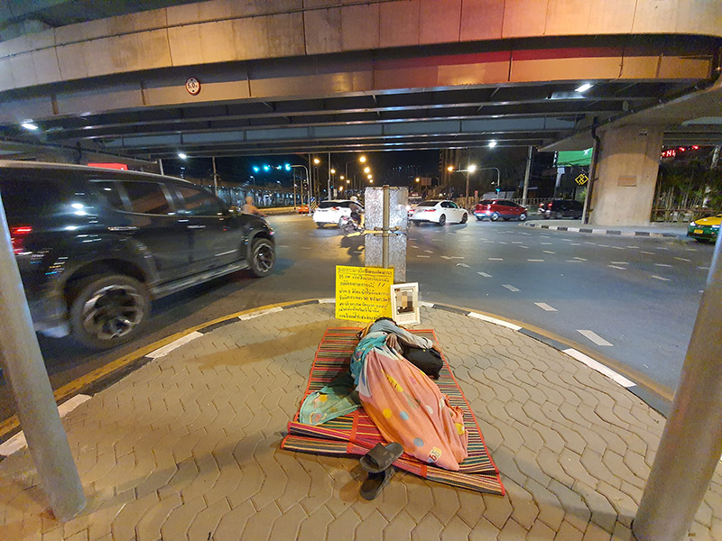 นอนประท้วงแยกรัชโยธิน รถเมล์ทับเมียตาย