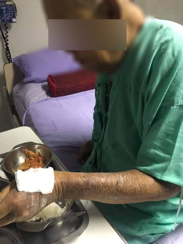 พนักงานเปล กระชากตาวัย 82