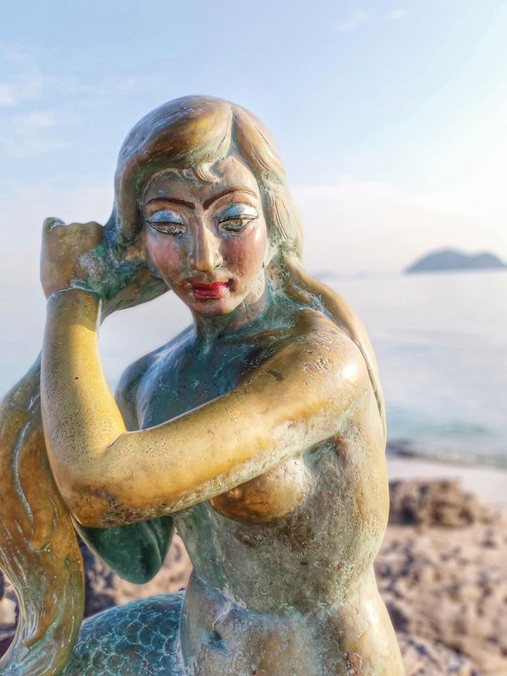 สาวป่วยจิตแต่งหน้านางเงือกทอง