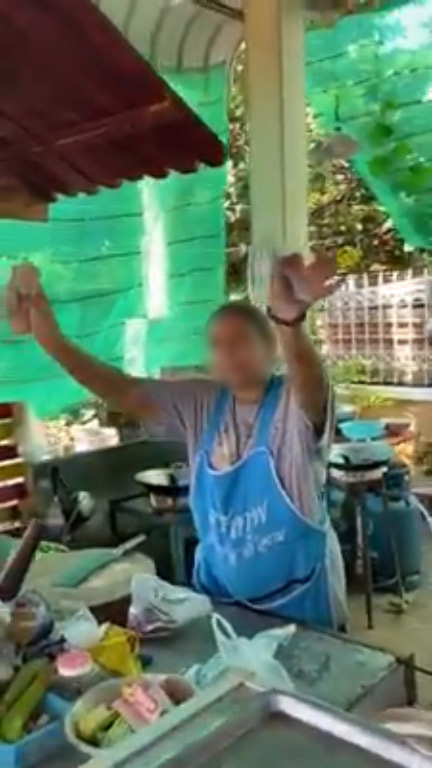 แม่ค้าก๋วยเตี๋ยวด่าลูกค้า