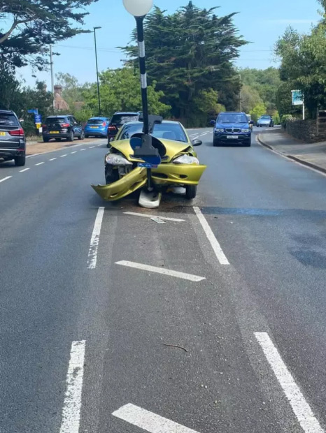 ไล่แมงมุมในรถ จนชนเสาไฟ