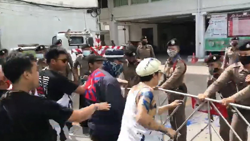 ข่าวแอมมี่ สาดสีใส่ตำรวจ