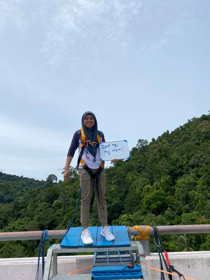 สาวเล่นโรปสวิงเชือกขาด