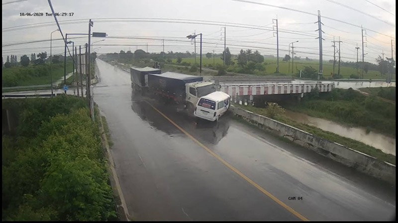 รถพ่วงชนรถรับ-ส่งนักเรียน