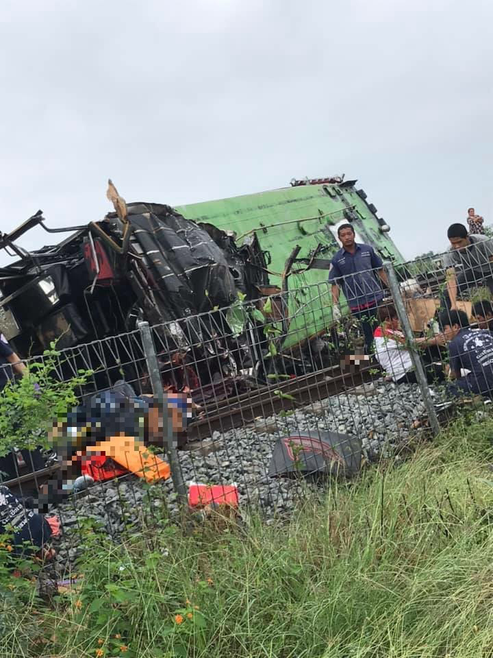 รถไฟชนรถทัวร์