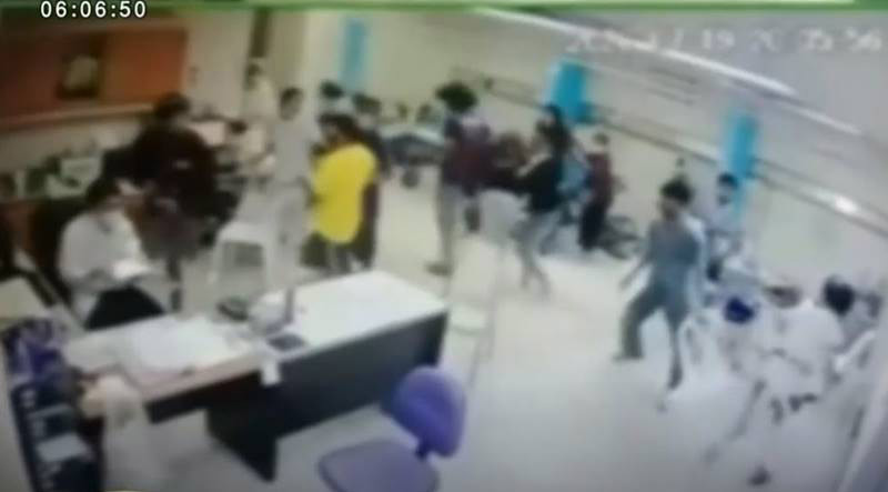 วัยรุ่นตีกันในโรงพยาบาล