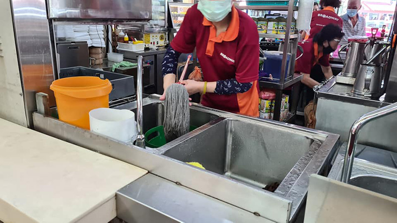 ล้างไม้ถูพื้นในอ่างล้างจาน