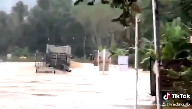 กระบะฝ่าน้ำท่วม