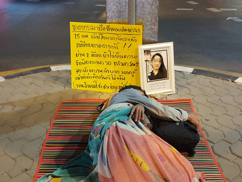 นอนประท้วงแยกรัชโยธิน รถเมล์ทับเมียตาย