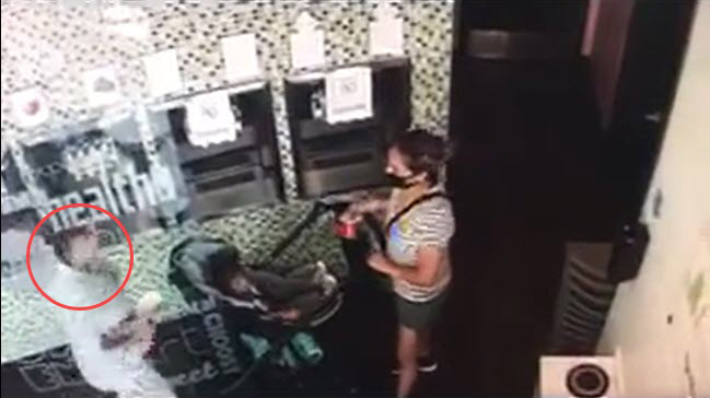 มนุษย์ป้า ถอดแมสก์ ไอใส่หน้าเด็ก