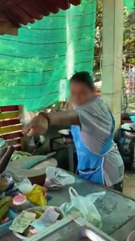 แม่ค้าก๋วยเตี๋ยวด่าลูกค้า