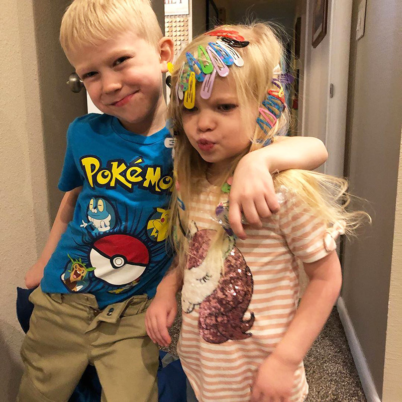 พี่ชายปกป้องน้องสาวไม่ให้ถูกสุนัขกัด