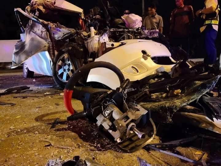 รถเก๋งชนรถบรรทุก