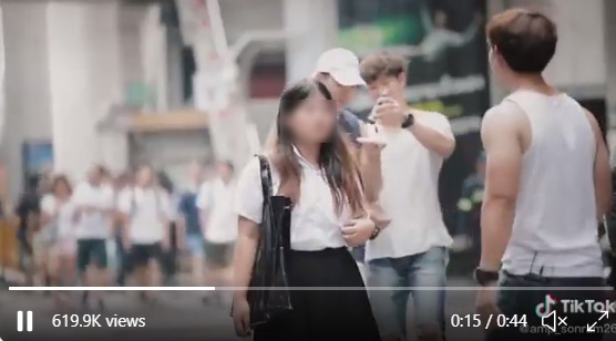 แกล้งคน เดินตามหลังสาวขอบีบนม