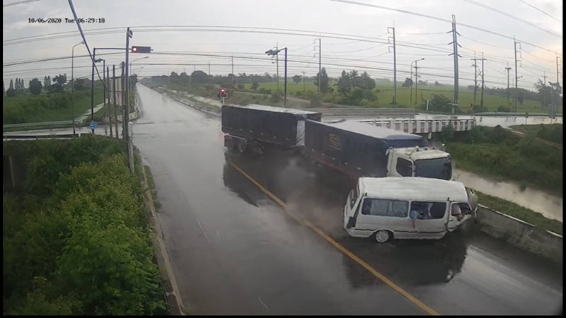 รถพ่วงชนรถรับ-ส่งนักเรียน