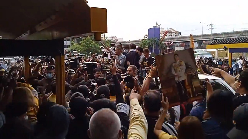 2 ม็อบปะทะหน้าลานพ่อขุน