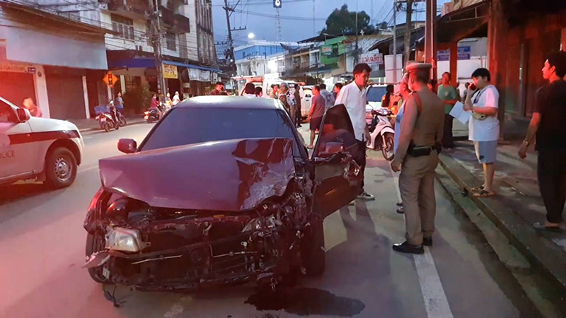 รถเก๋งแหกโค้ง ชนพระ-คนใส่บาตร