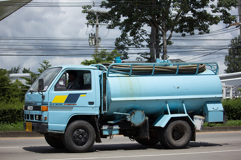 รถดูดส้วมทิ้งสิ่งปฏิกูลในป่าต้นน้ำ 