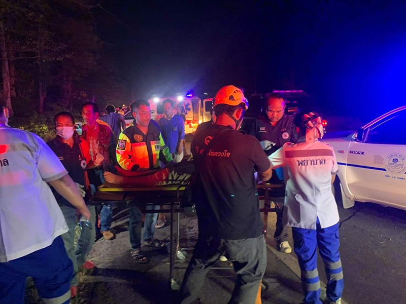 กระบะตัดหน้าเก๋ง ดับ 2 ศพ