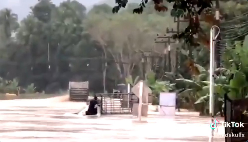 กระบะฝ่าน้ำท่วม