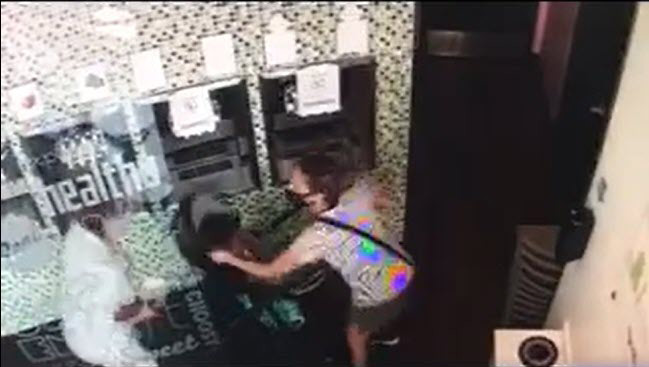 มนุษย์ป้า ถอดแมสก์ ไอใส่หน้าเด็ก