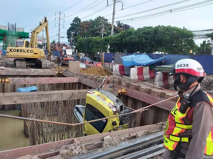 แท็กซี่ตกตอม่อรถไฟฟ้า