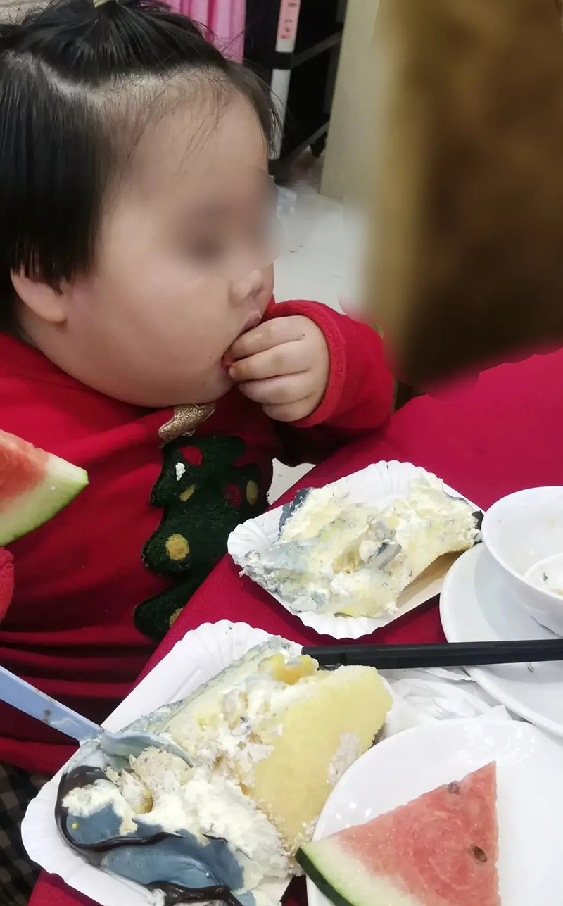 พ่อแม่บังคับลูกโชว์กินจุจนอ้วน