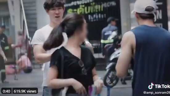 แกล้งคน เดินตามหลังสาวขอบีบนม