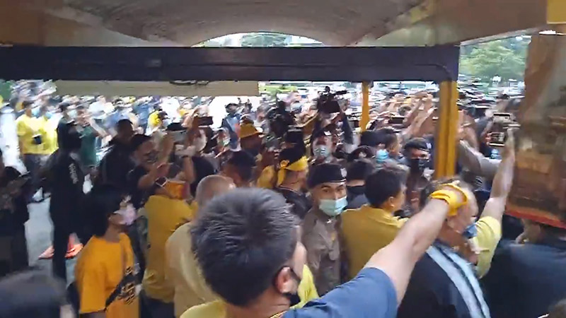 2 ม็อบปะทะหน้าลานพ่อขุน