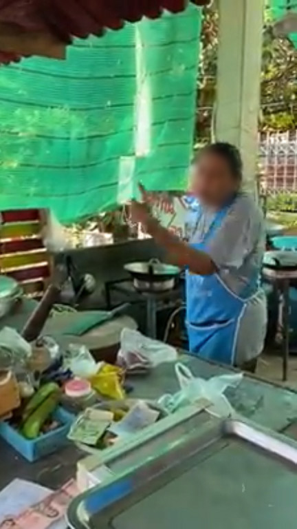 แม่ค้าก๋วยเตี๋ยวด่าลูกค้า