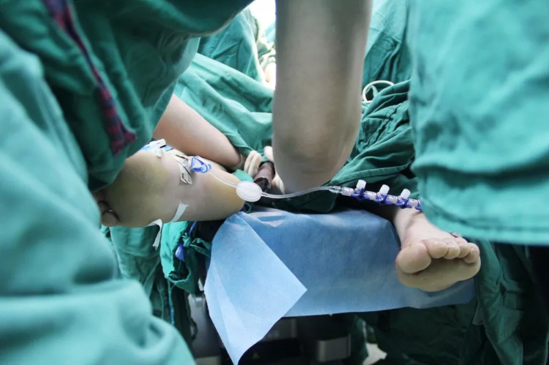 เหล็กเสียบขาหนีบคนงานก่อสร้าง