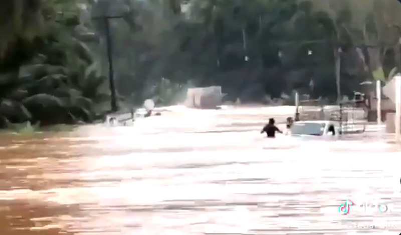 กระบะฝ่าน้ำท่วม