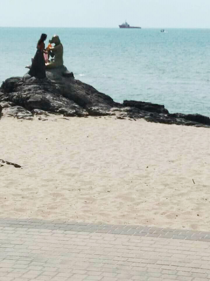 สาวป่วยจิตแต่งหน้านางเงือกทอง