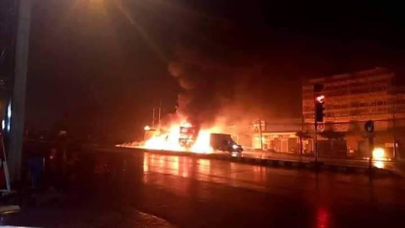 รถน้ำมันชนรถพ่วง