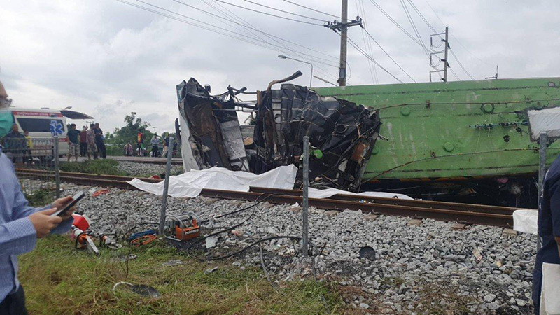 รถไฟชนรถทัวร์