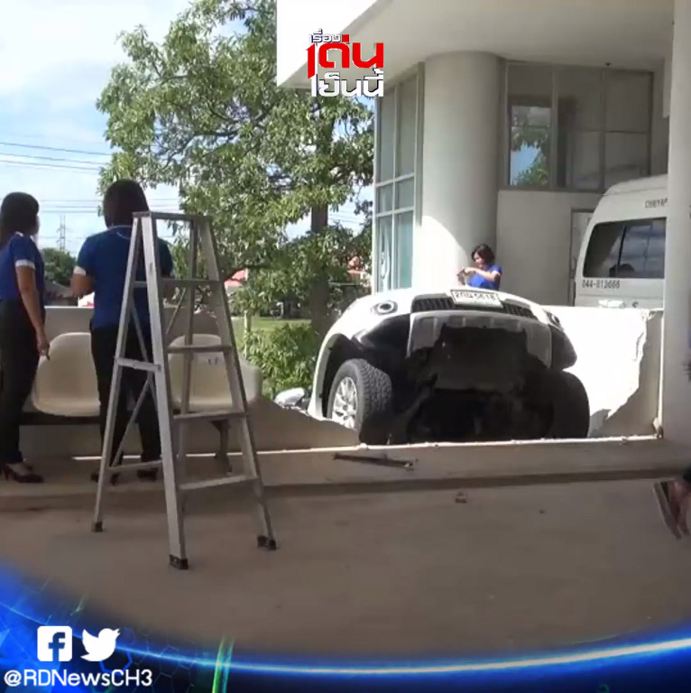 ปาเจโร่ตกลานจอดรถ