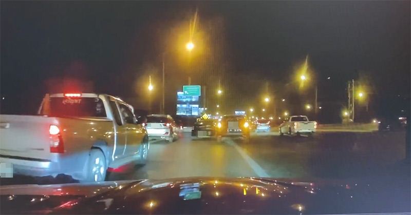 รถฟอร์ดถอยรถชนเบนซ์