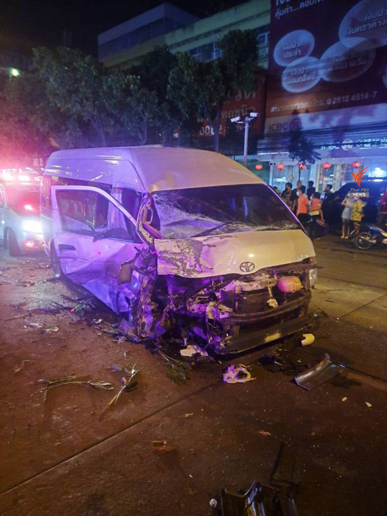 รถเก๋งชนรถตู้