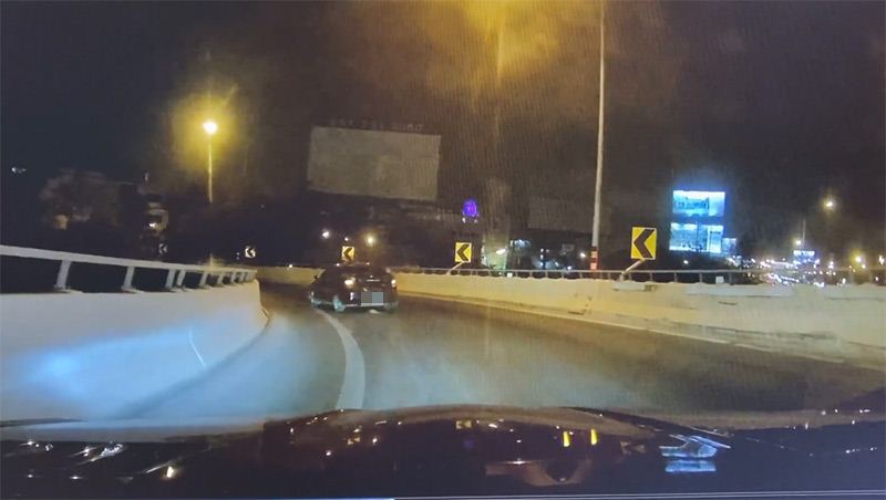 รถฟอร์ดถอยรถชนเบนซ์