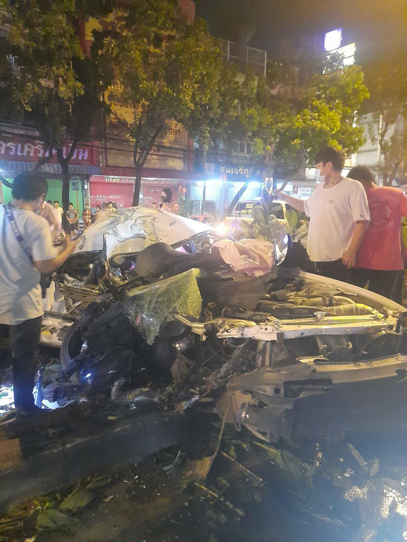 รถเก๋งชนรถตู้